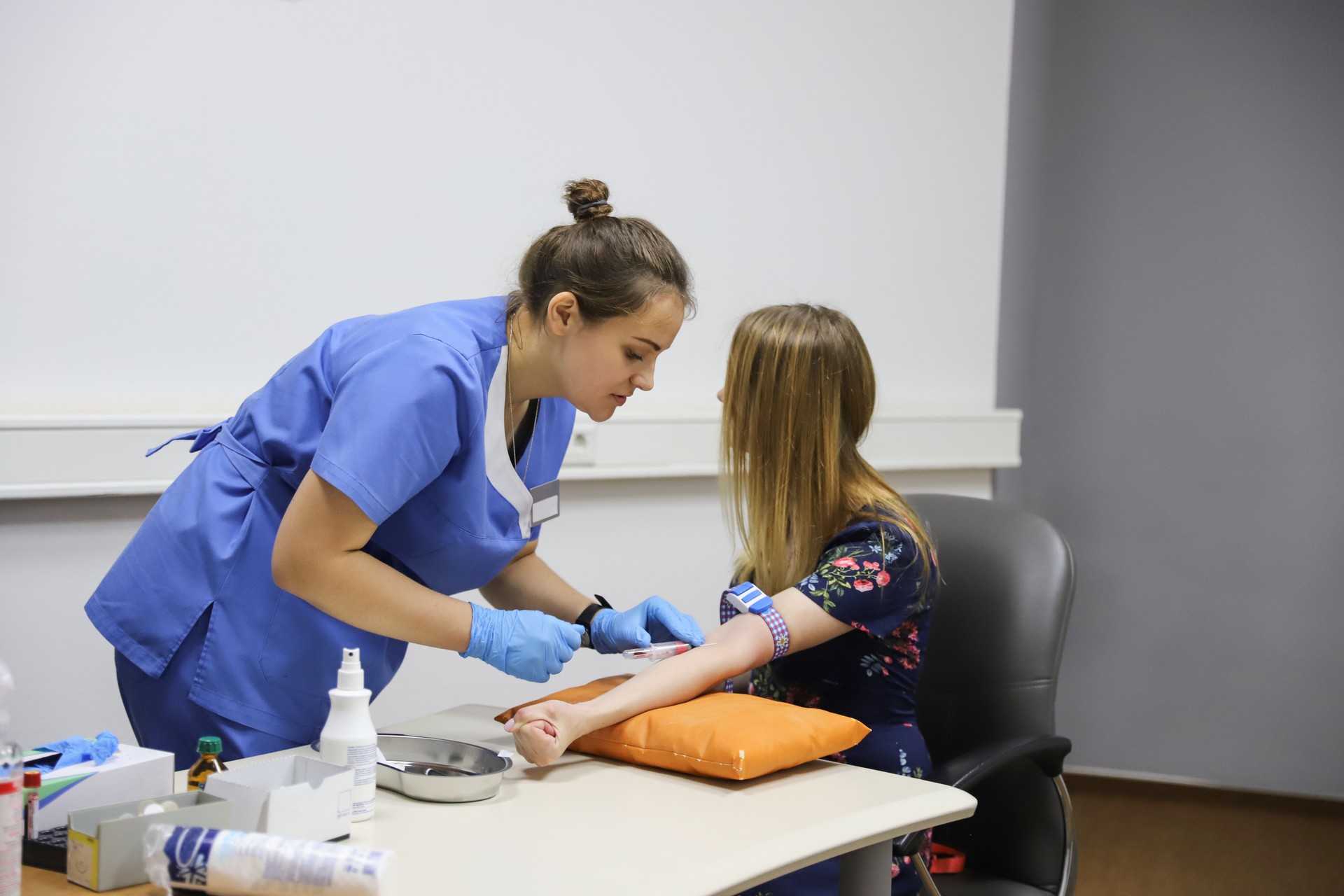 Doctor makes the patient an injection into a vein